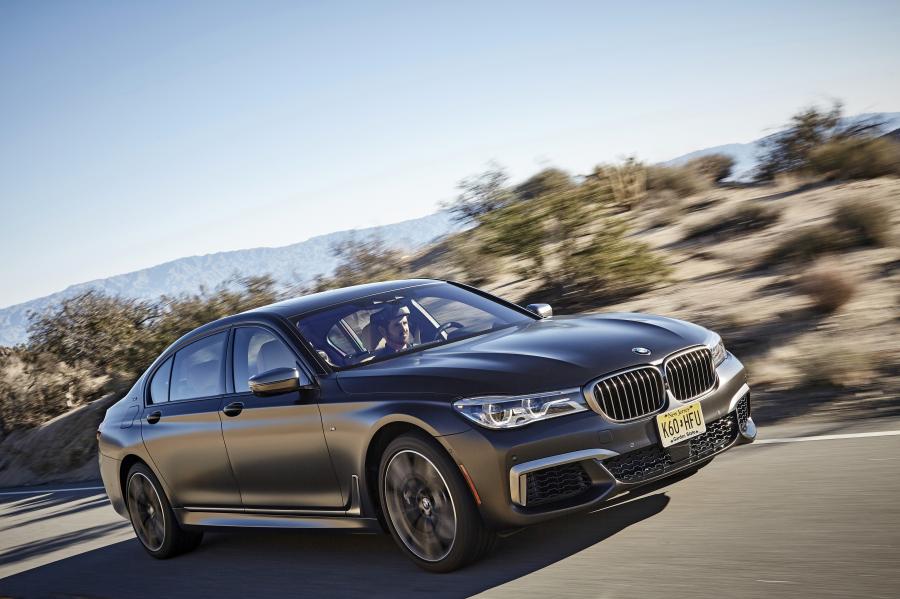  BMW M760i xDrive 2017 года  (NA) (фото 3 из 154)